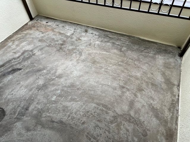 高砂市のひび割れたベランダ土間